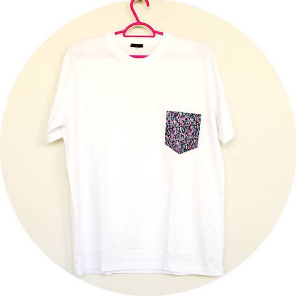 T - SHIRT BOLSO ESTAMPADO