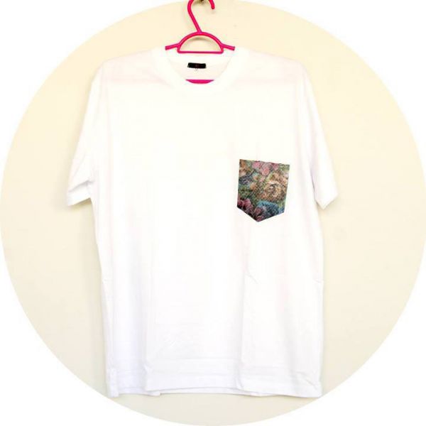 T - SHIRT BOLSO ESTAMPADO