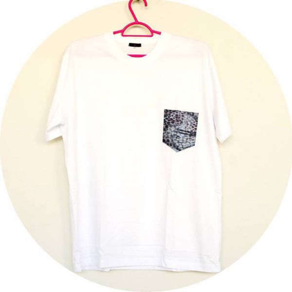 T - SHIRT BOLSO ESTAMPADO