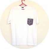 T - SHIRT BOLSO ESTAMPADO