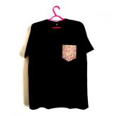 T - SHIRT BOLSO ESTAMPADO