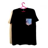 T - SHIRT BOLSO ESTAMPADO